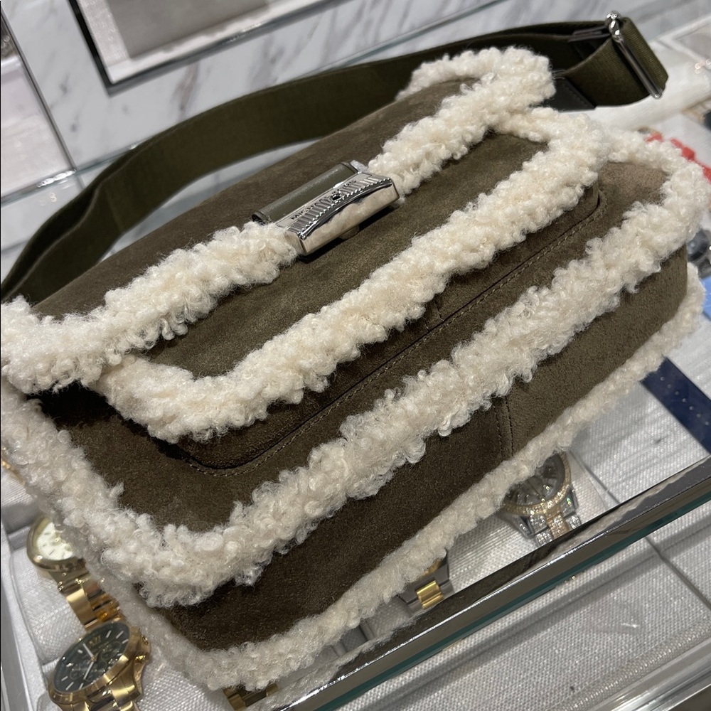 MICHAEL KORS Bradshaw Medium Suede and Faux Shearling Messenger Bag
Olive
NWT
L - Picture 7 of 16